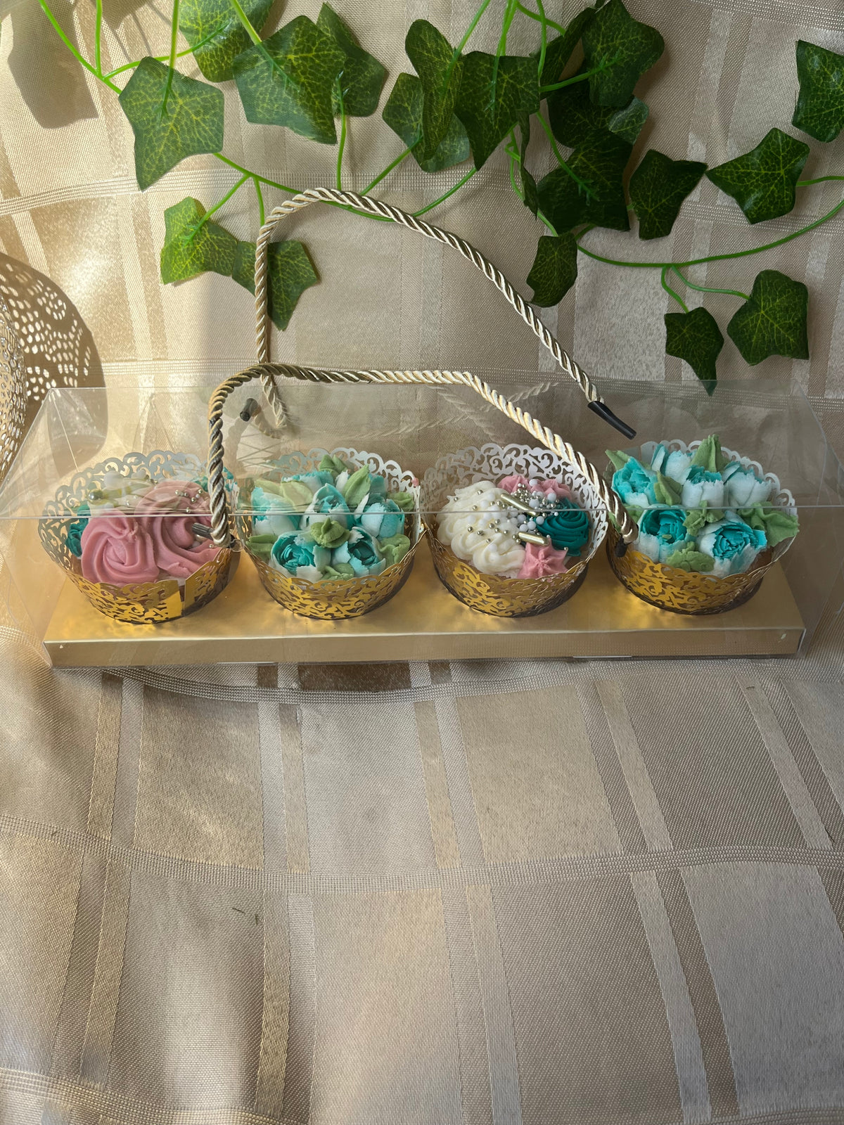 Luxury Cupcake Box 4 Hold-Gold
